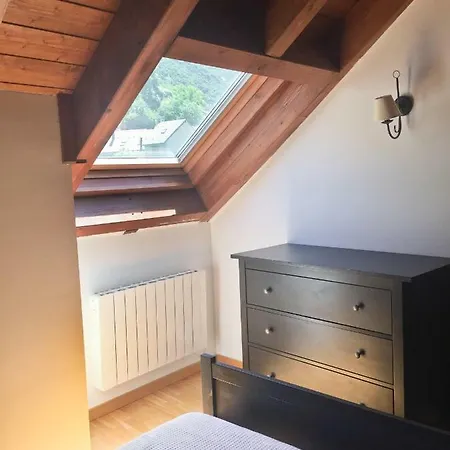 Cau D Aneu Duplex شقة *